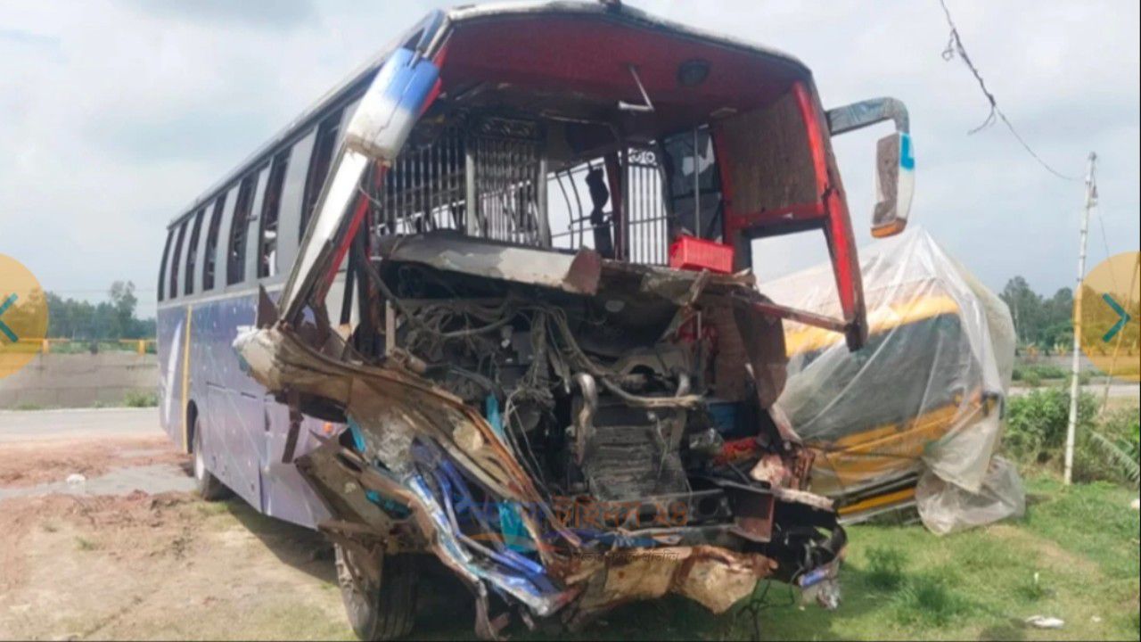 সিরাজগঞ্জে ট্রাকের ধাক্কায় বাসচালকসহ নিহত ২, আহত ৮