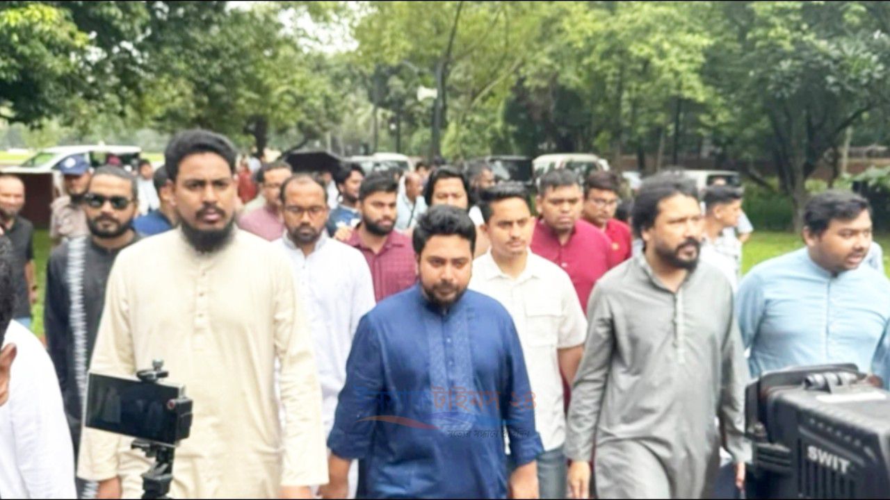 জুলাই স্মৃতি জাদুঘর ঘুরে দেখলেন এনসিপির ৫০ সদস্যের প্রতিনিধি দল