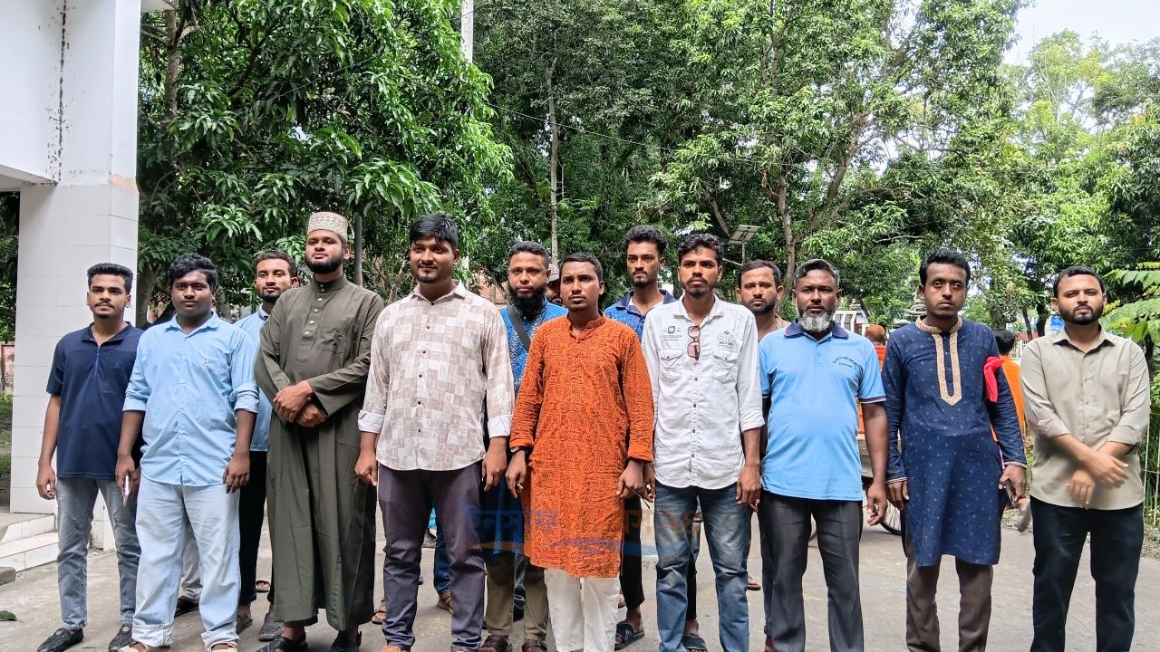 পাইকগাছায় ফ্যামিলি কার্ড নিয়োগে অনিয়মের অভিযোগ, বিক্ষোভ