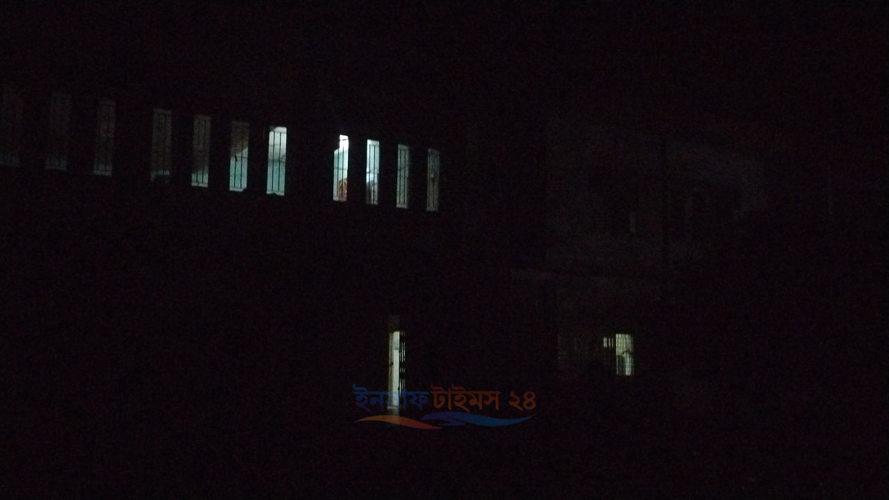 পোরশা উপজেলা স্বাস্থ্য কমপ্লেক্সে চরম ভোগান্তি: বিদ্যুৎ গেলে অন্ধকার, নষ্ট জেনারেটর-আইপিএস আর বেহাল টয়লেট