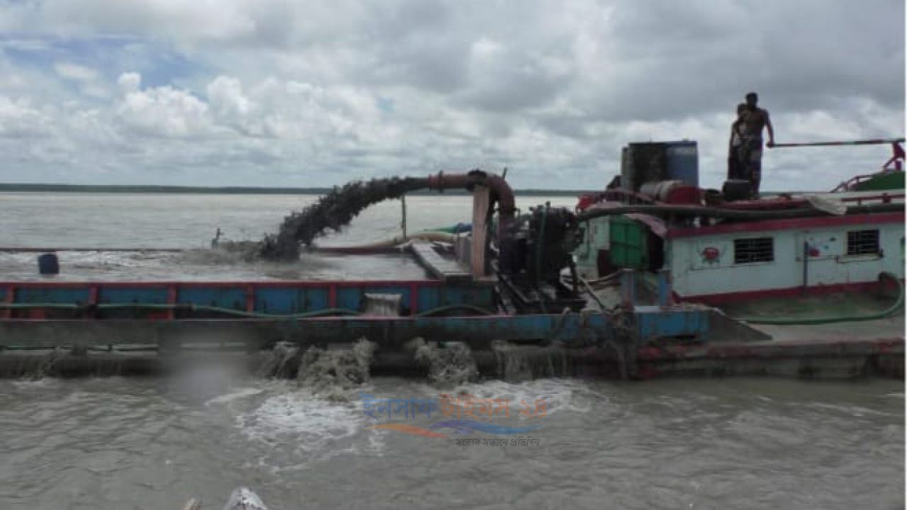 মনপুরায় নদীর তীর ঘেঁষে ড্রেজিং, হুমকিতে হাজার কোটি টাকার বেড়িবাঁধ