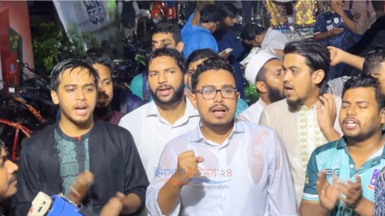 শিক্ষক নিয়োগের ক্ষমতা ম্যানেজিং কমিটির হাতে, বৃষ্টিতে ডাকসুর বিক্ষোভ