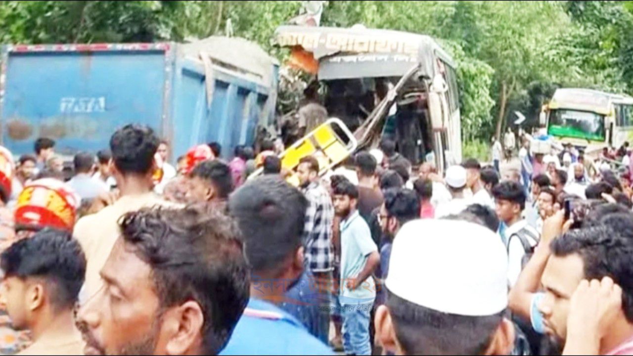 চাঁদপুরে বাস-ট্রাকের মুখোমুখি সংঘর্ষ, নিহত ৩