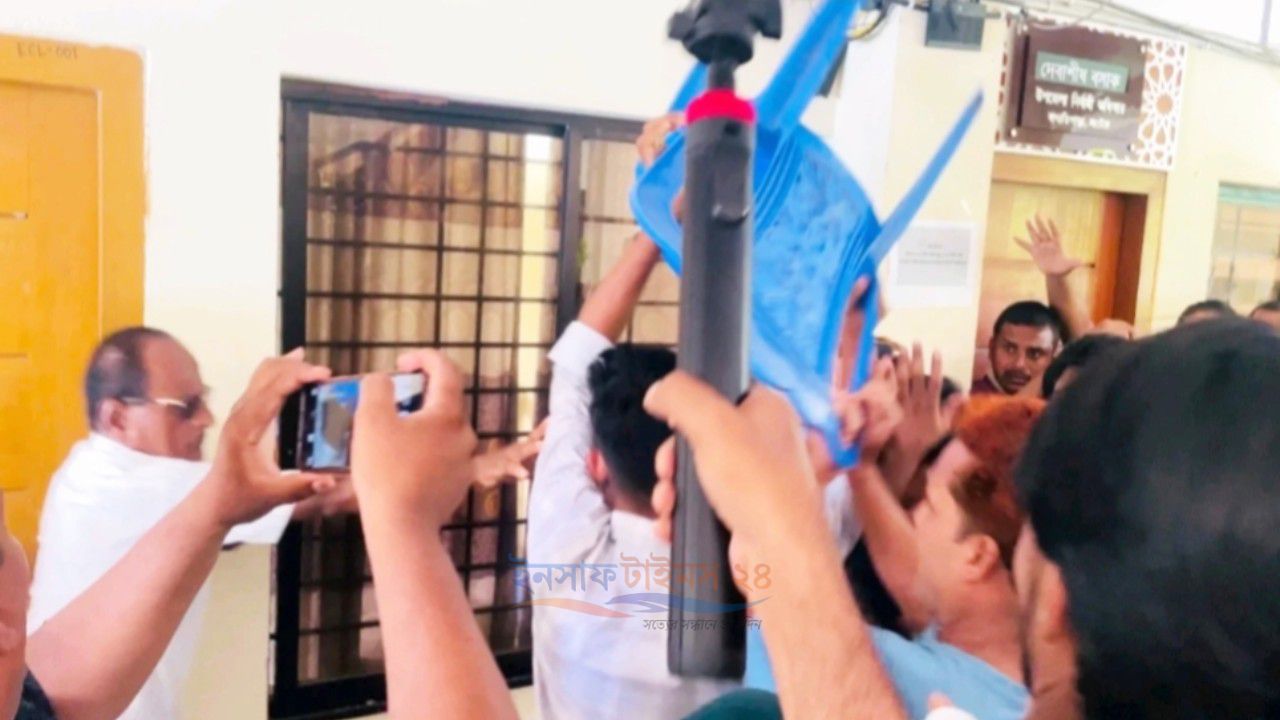 ফ্যামিলি কার্ড শুমারিতে নিয়োগ নিয়ে বিতর্ক, ইউএনও কার্যালয়ে ভাঙচুরের অভিযোগ