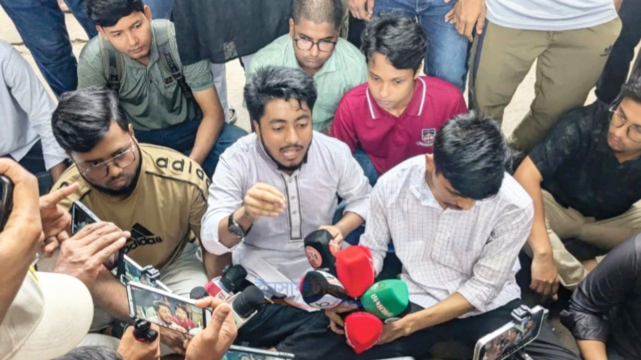 ৭ কলেজের সব সেশন সেন্ট্রাল ইউনিভার্সিটিতে অন্তর্ভুক্তির দাবিতে অবস্থান