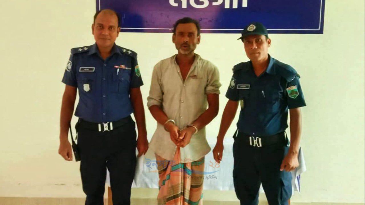 নওগাঁর ধামইরহাটে নিজ মেয়েকে ধর্ষণচেষ্টার অভিযোগে বাবা গ্রেপ্তার
