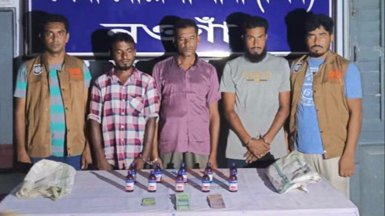 নওগাঁয় ডিবির মাদকবিরোধী অভিযানে ১০ বোতল ফেন্সিডিলসহ তিনজন গ্রেপ্তার