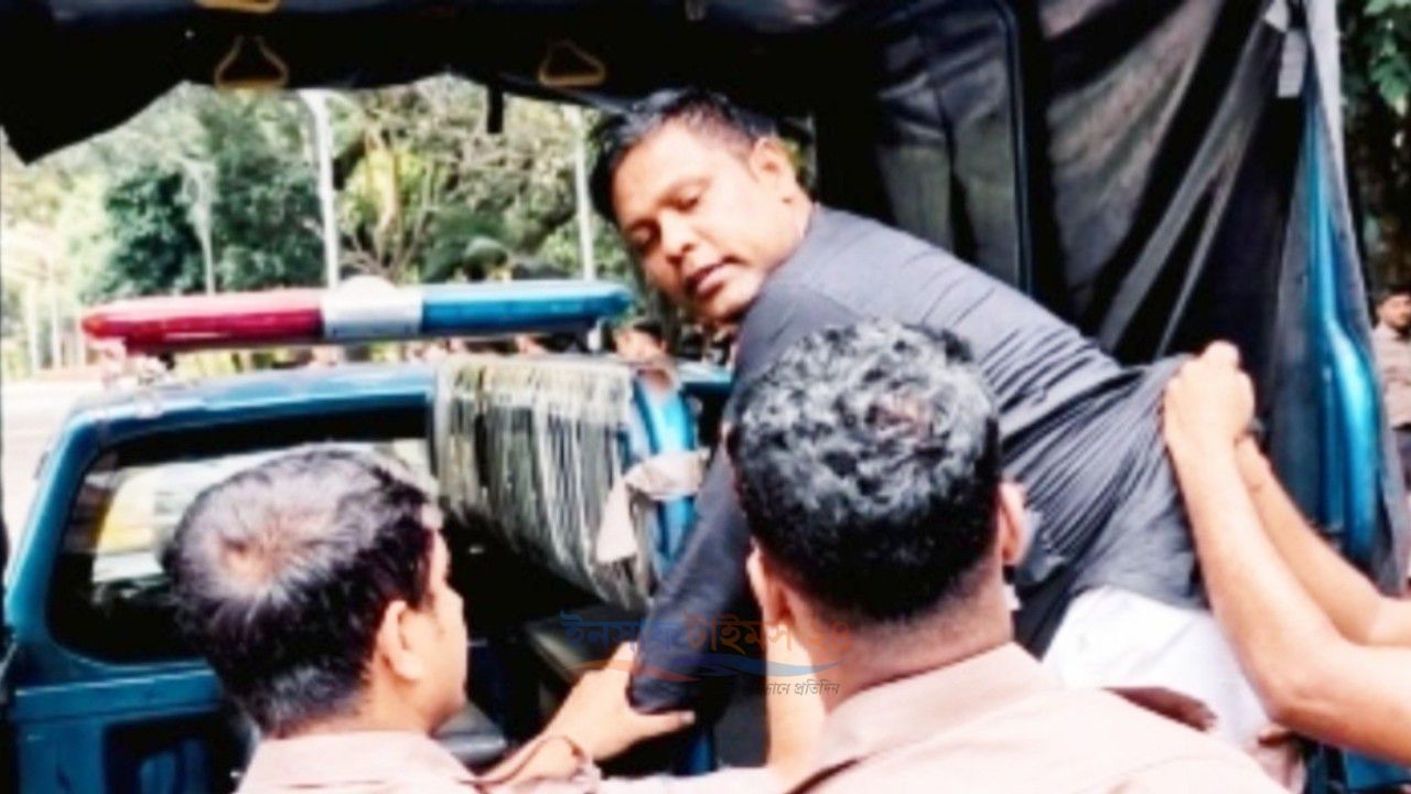 ধানমন্ডি ৩২ নম্বরে পুলিশের কড়া নজরদারি, ফুল দিতে এসে যুবলীগ কর্মী আটক