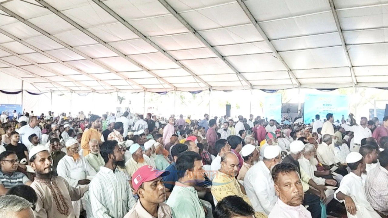 কটিয়াদীতে প্রধানমন্ত্রীকে একনজর দেখতে মানুষের ঢল