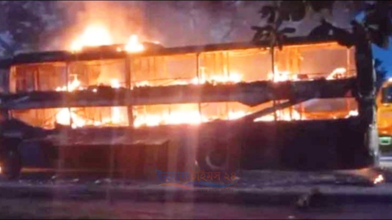 কুমিল্লায় রয়েল কক্সের স্লিপার কোচে আগুন, রক্ষা পেলেন সব যাত্রী