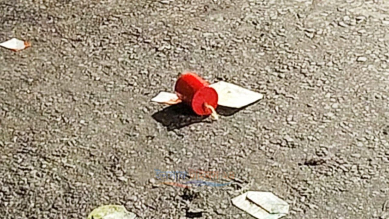 এলিফ্যান্ট রোডে পড়ে আছে একাধিক অবিস্ফোরিত ককটেল