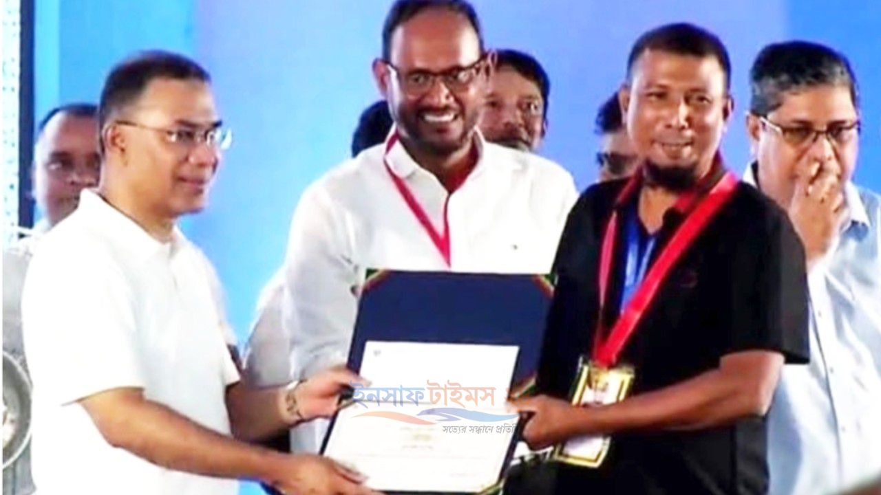 প্রধানমন্ত্রীর হাত থেকে স্বর্ণপদক নিলেন আওয়ামী লীগ নেতা, সামাজিক যোগাযোগমাধ্যমে আলোচনা