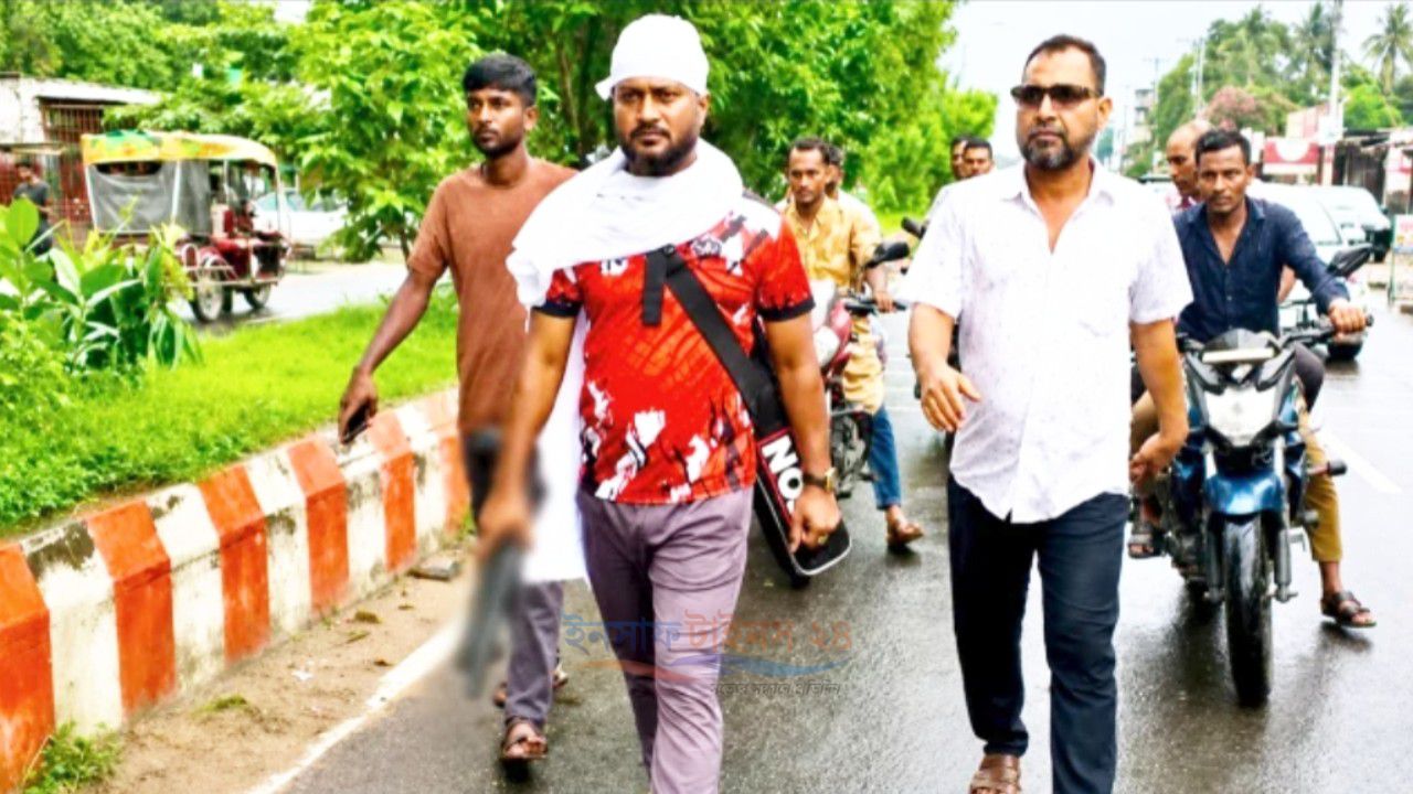 মাথায় কাফনের কাপড়, হাতে অস্ত্র নিয়ে ঈশ্বরদীতে সাবেক ছাত্রদল নেতার মহড়া
