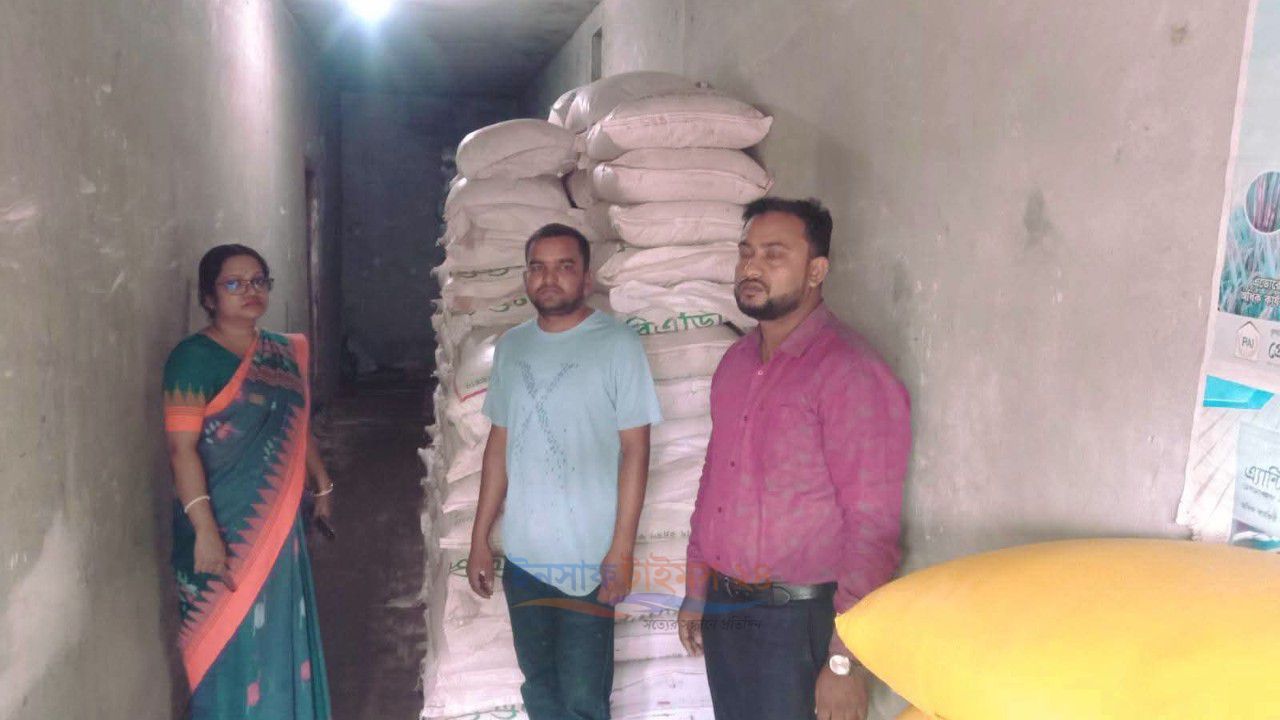 নাচোলের নেজামপুরে অবৈধভাবে সার মজুদ, মেসার্স ইউসুফ ট্রেডার্সকে জরিমানা