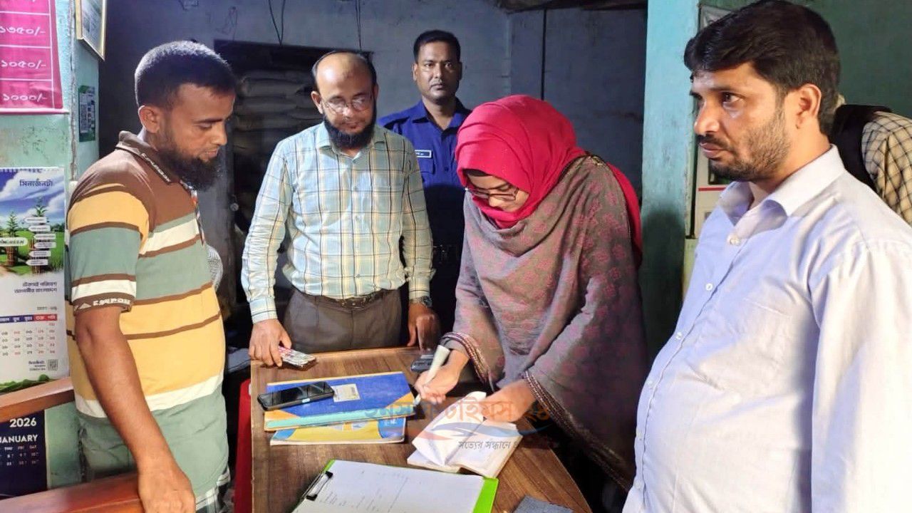 রাণীনগরে ভ্রাম্যমাণ আদালত অভিযান চালিয়ে সার ডিলার-এ জরিমানা।