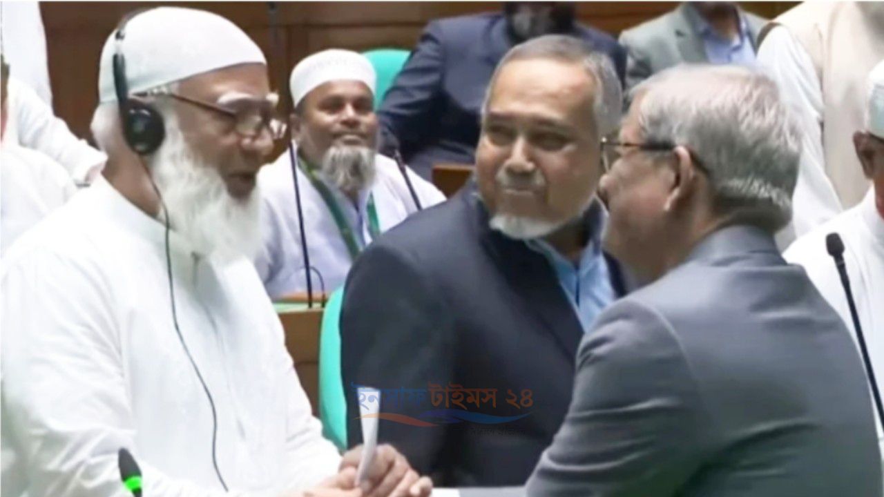 ভোট দিয়ে বিরোধী দলের এমপিদের সঙ্গে শুভেচ্ছা বিনিময় মির্জা ফখরুলের