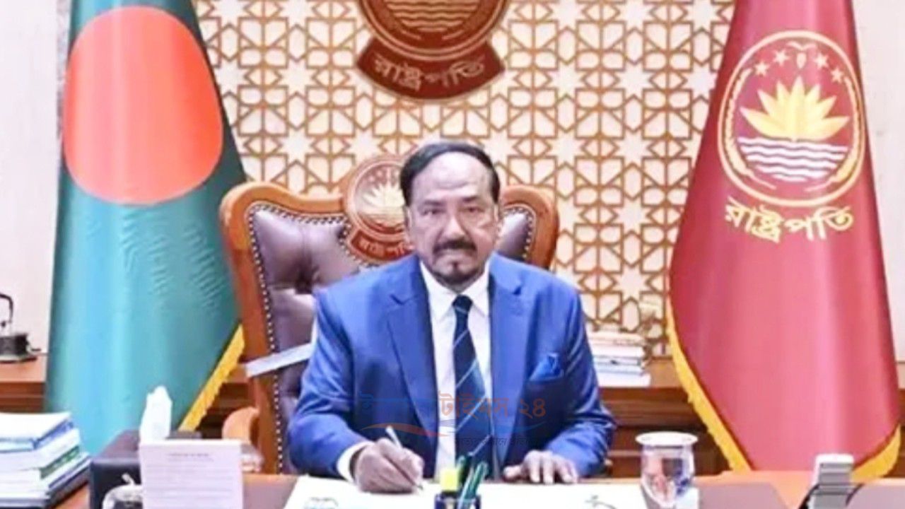 ভারপ্রাপ্ত প্রেসিডেন্ট হাফিজ উদ্দিন আহমদকে বঙ্গভবনে বিদায়ী সংবর্ধনা