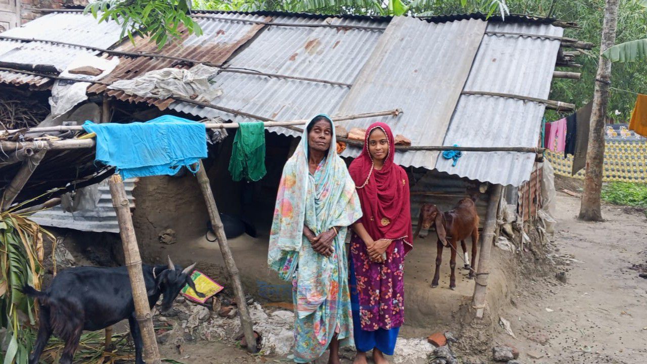 ভাঙ্গা কুঁড়েঘরটাও পরের জায়গায়, নেই মাথা গোজার ঠাঁই