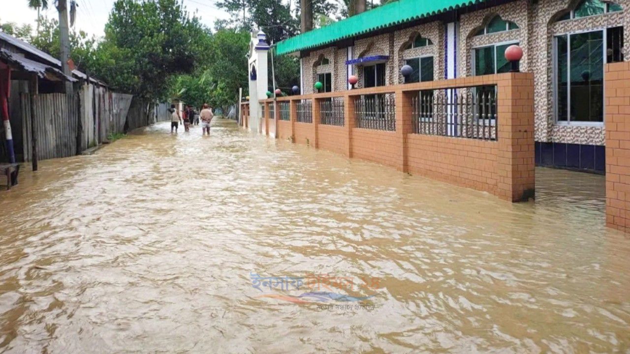 খাগড়াছড়িতে ভারী বৃষ্টিতে নিম্নাঞ্চল প্লাবিত, পাহাড় ধসে যান চলাচল ব্যাহত