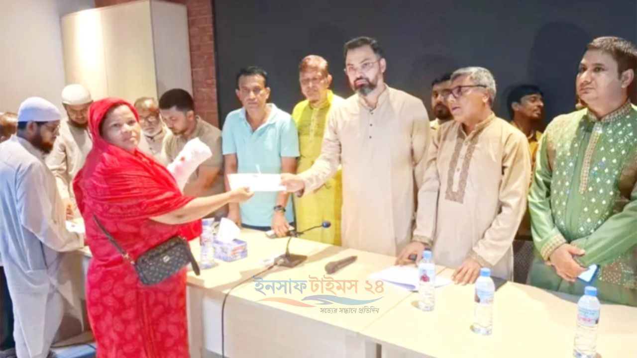 অসহায় মানুষের পাশে প্রতিমন্ত্রী আমিনুল হক, প্রতিবন্ধীদের অটোরিকশা বিতরণ