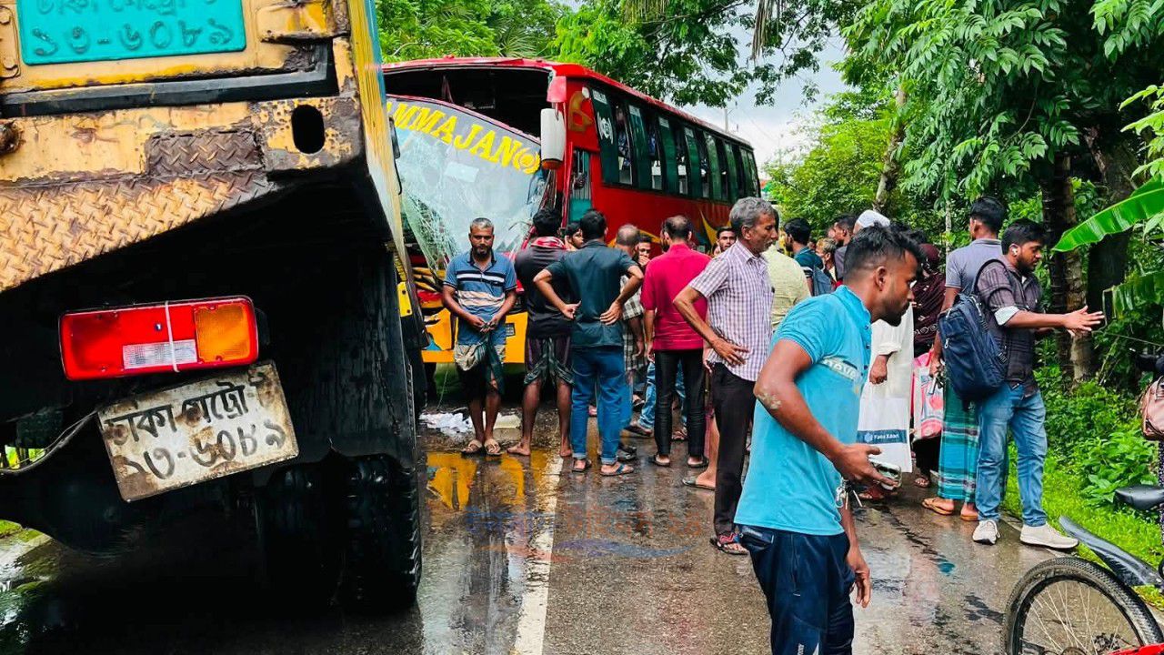 মঠবাড়িয়ায় বাস-কাভার্ডভ্যানের মুখোমুখি সংঘর্ষ, আহত