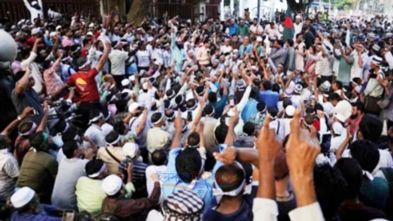 দাবি আদায়ে শহীদ মিনারে অবস্থান কর্মসূচিতে শিক্ষক-কর্মচারীরা