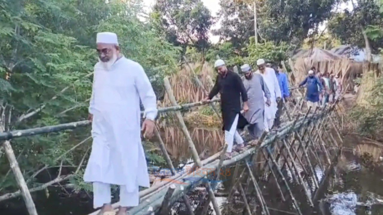 ১০ গ্রামের মানুষের চলাচলে জামায়াতের উদ্যোগে বাঁশের সাঁকো