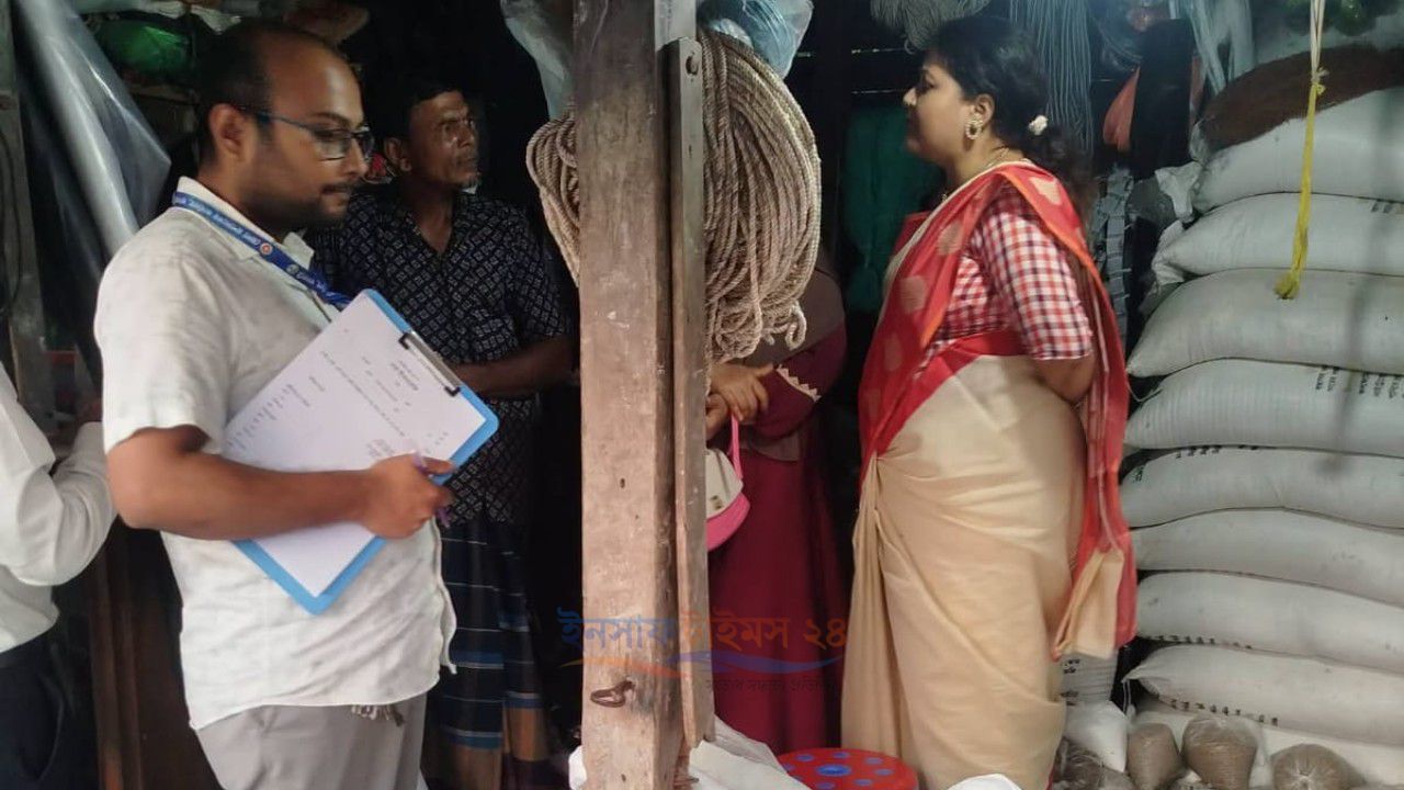 সরকার নির্ধারিত দামের চেয়ে বেশি দামে সার বিক্রি, রাজাপুরে  জরিমানা