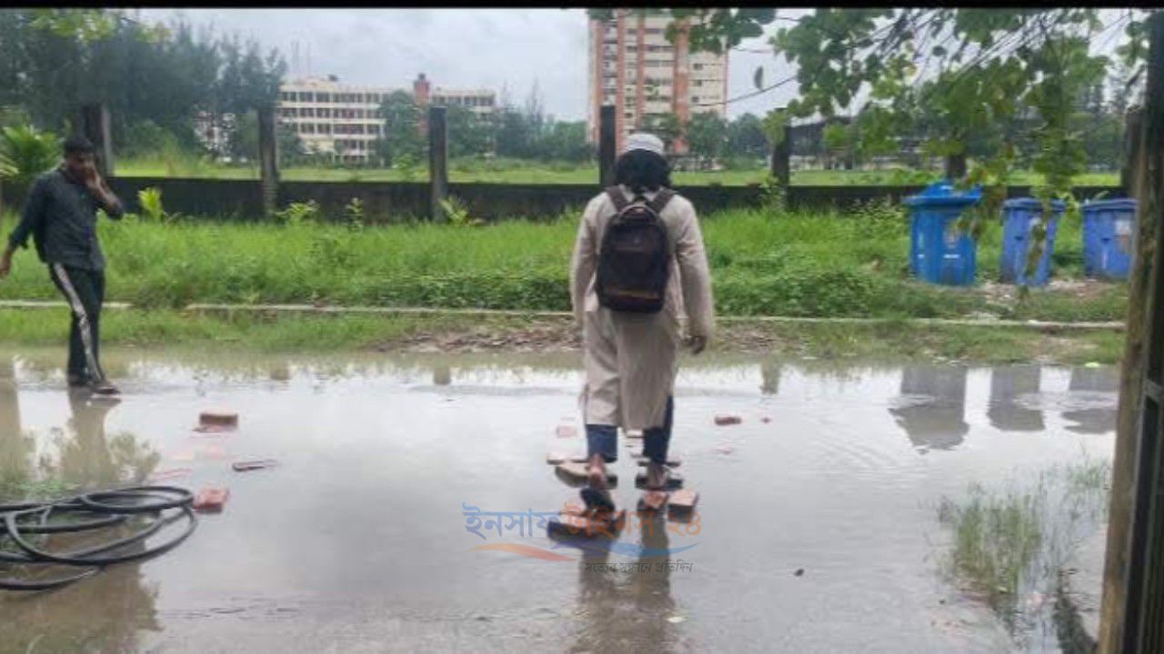 ‎২১ বছরেও নেই সেন্ট্রাল ড্রেনেজ, অল্প বৃষ্টিতেই ভেসে যায় নোবিপ্রবির সড়ক-মাঠ