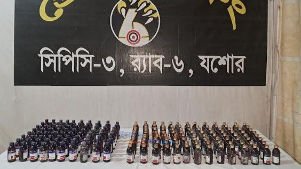 যশোরে ১৮৫ বোতল অবৈধ মাদকদ্রব্যের সিরাপসহ গ্রেপ্তার-২