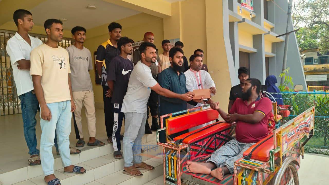 পোরশায় অসুস্থ তরুণের চিকিৎসায় ১০ হাজার টাকা সহায়তা দিল নিতপুর সংগ্রাম পরিষদ