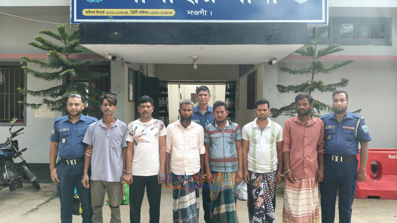 পুলিশ সুপারের নির্দেশনায় সাপাহারে বিশেষ অভিযান, ডাকাতসহ ৭  গ্রেপ্তার