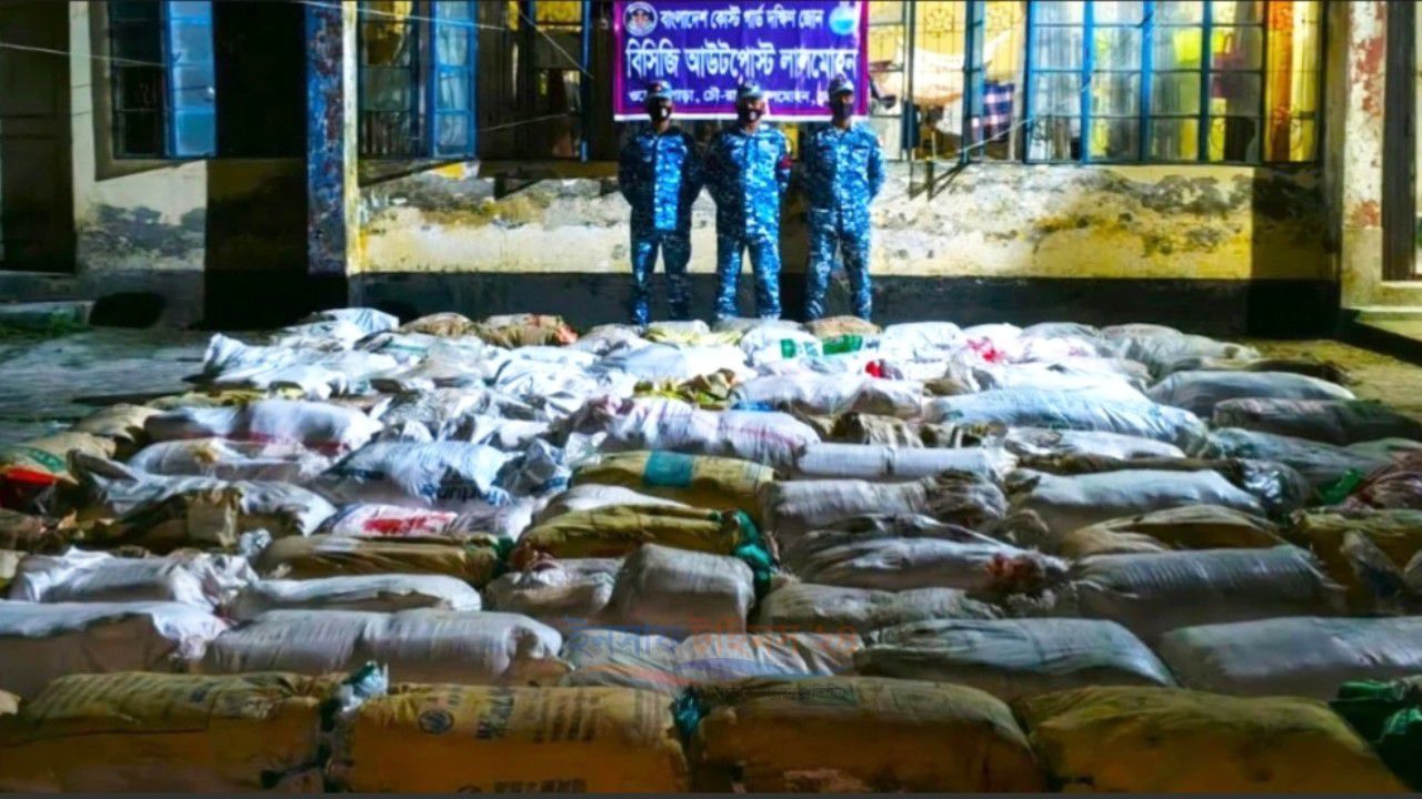 লালমোহনে ২২ লাখ টাকার নিষিদ্ধ পলিথিন জব্দ