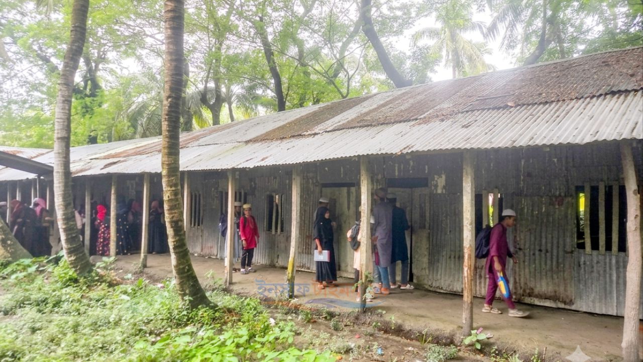 মনপুরায় জরাজীর্ণ টিনশেডে চলছে ৫ শতাধিক শিক্ষার্থীর শিক্ষা কার্যক্রম