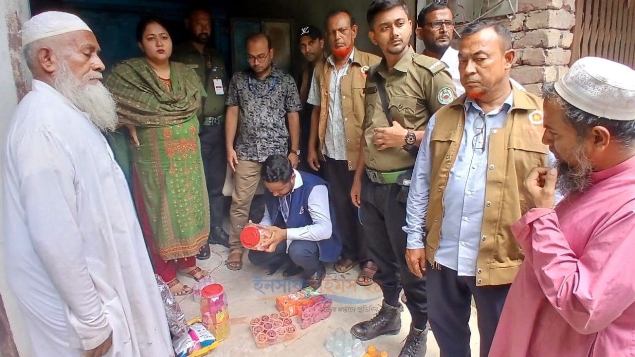 রাজাপুরে লাইসেন্সবিহীন পণ্যের বিরুদ্ধে অভিযান, ৩ হাজার টাকা জরিমানা