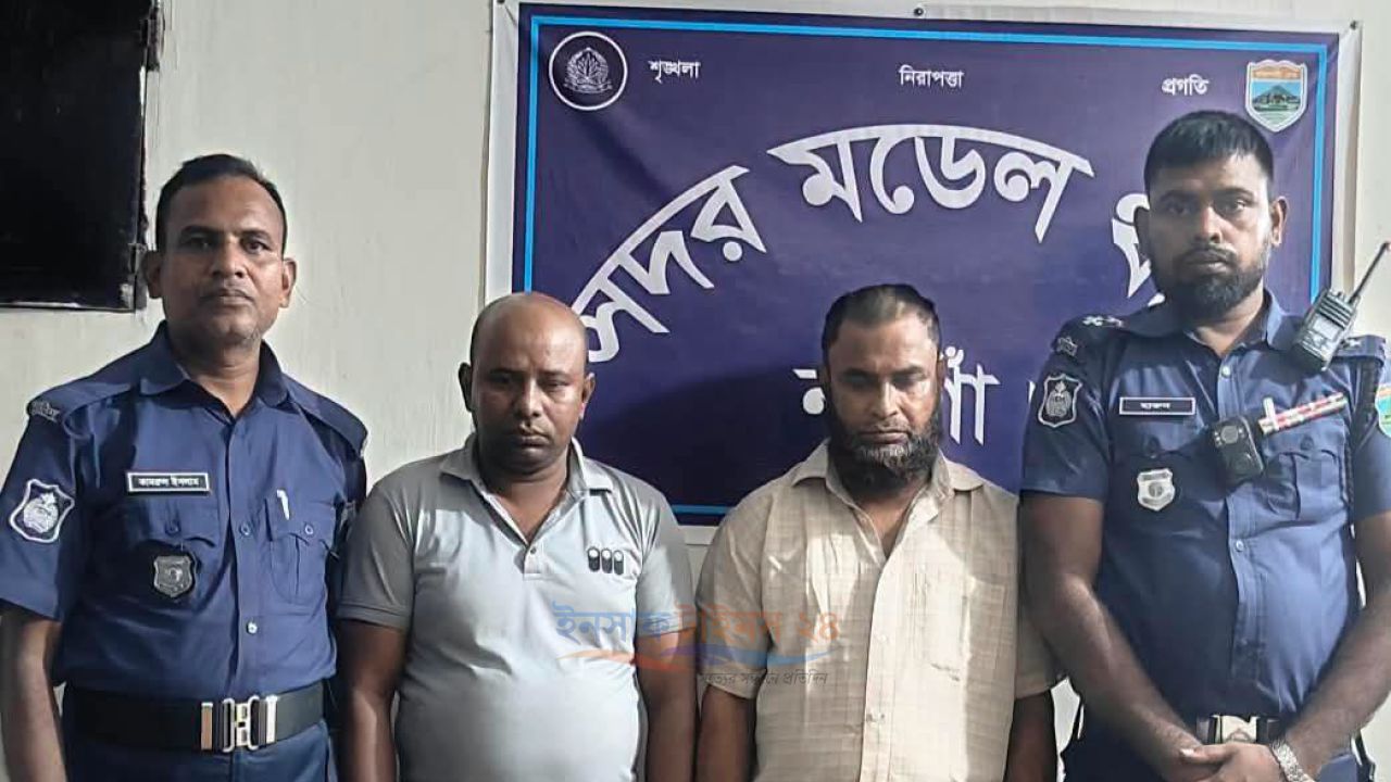 নওগাঁ শহরে গায়ে ময়লা ছিটিয়ে অভিনব কায়দায় ছিনতাই,  দুই সদস্য গ্রেফতার