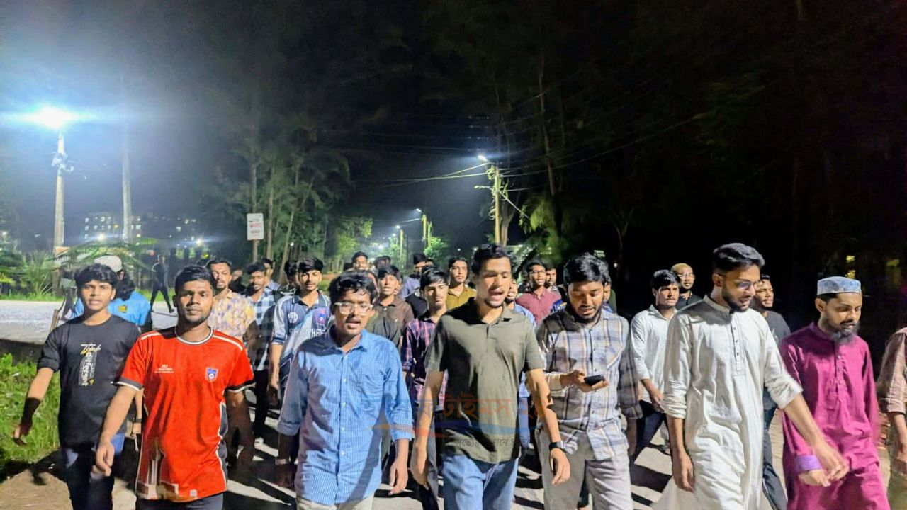 ভাইভার নামে দলীয়করণ মানি না’  মধ্যরাতে নোবিপ্রবি  শিক্ষার্থীদের বিক্ষোভ মিছিল অনুষ্ঠিত 