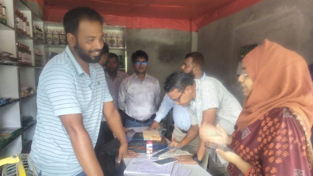 পোরশায় সার বিক্রিতে অনিয়ম, আলমগীরের সারের দোকানে ৩৪ হাজার টাকা জরিমানা