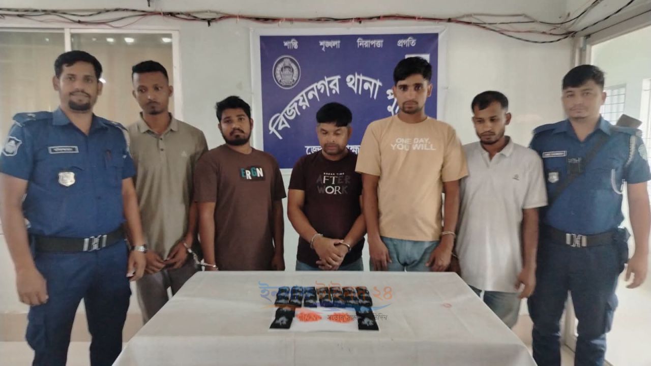 সিএনজিতে মাদক বহনকালে ৫ হাজার পিস ইয়াবাসহ ৫ মাদক কারবারি গ্রেপ্তার