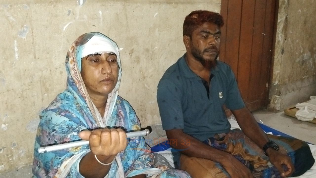 শ্যামনগরে শিক্ষিকা ও স্বামীকে মারধরের অভিযোগ, মামলা করেও আতঙ্কে পরিবার।