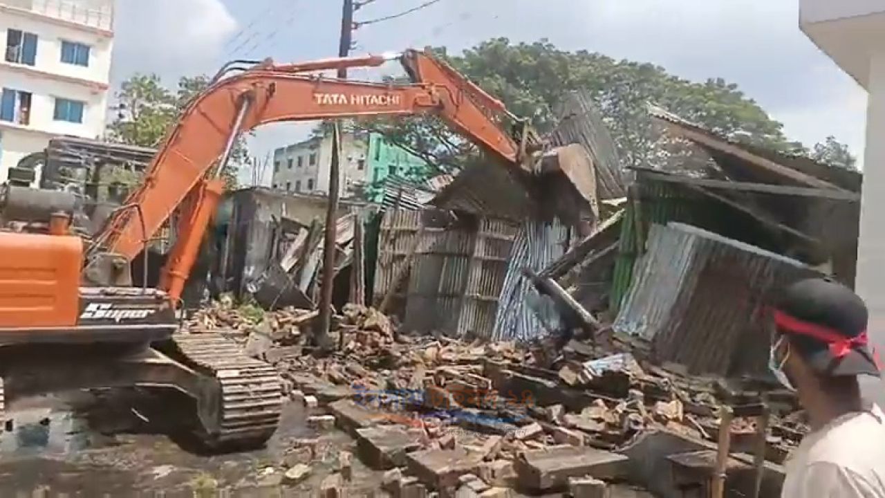 ফরিদপুরে সওজের জমি ও মেডিকেল কলেজ এলাকায় উচ্ছেদ অভিযান