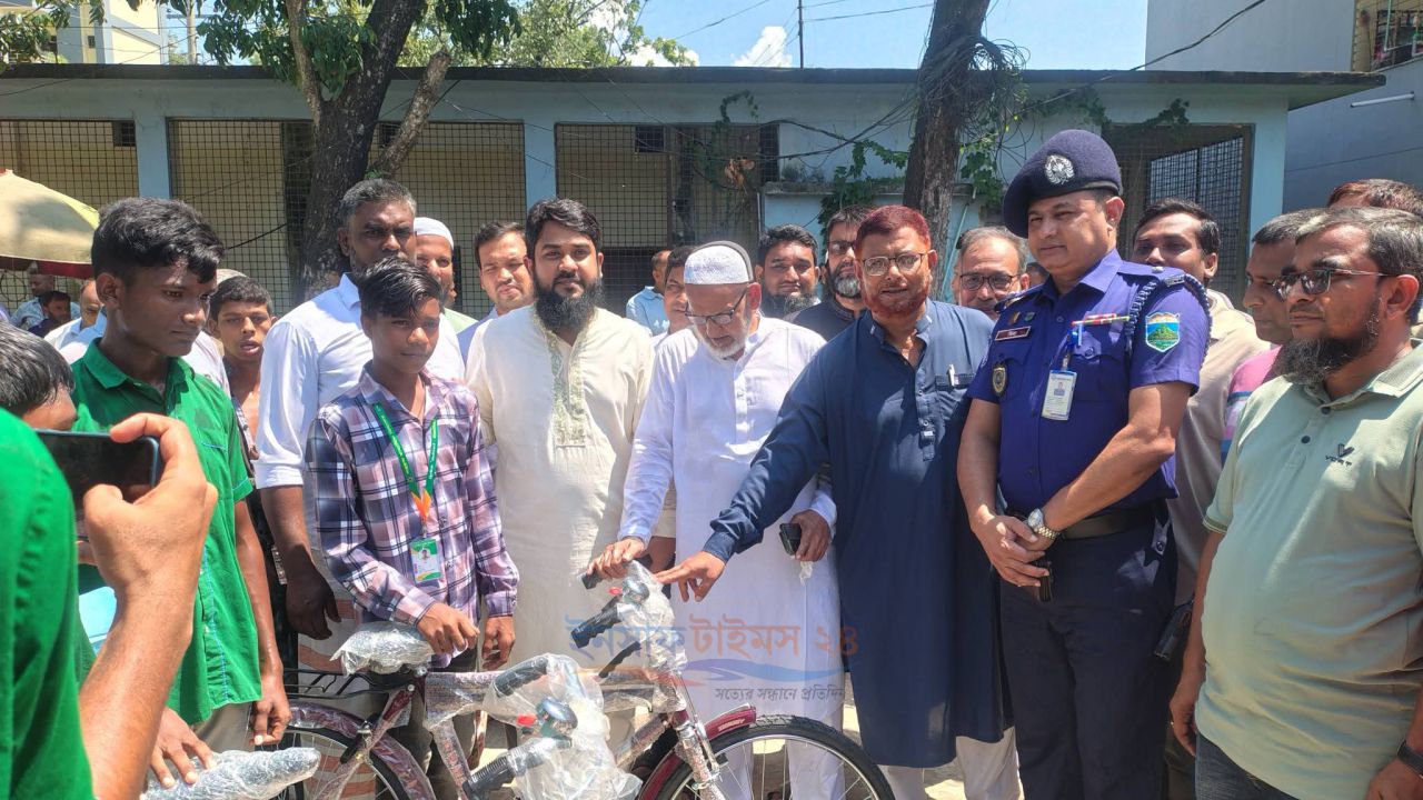 পোরশায় ক্ষুদ্র নৃগোষ্ঠীর মাঝে সাইকেল, সেলাই মেশিন ও অনুদানের চেক বিতরণ