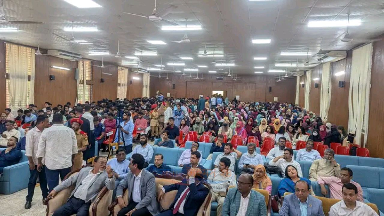 নোবিপ্রবিতে বর্ণাঢ্য আয়োজনে স্নাতক শিক্ষার্থীদের নবীন বরণ অনুষ্ঠিত