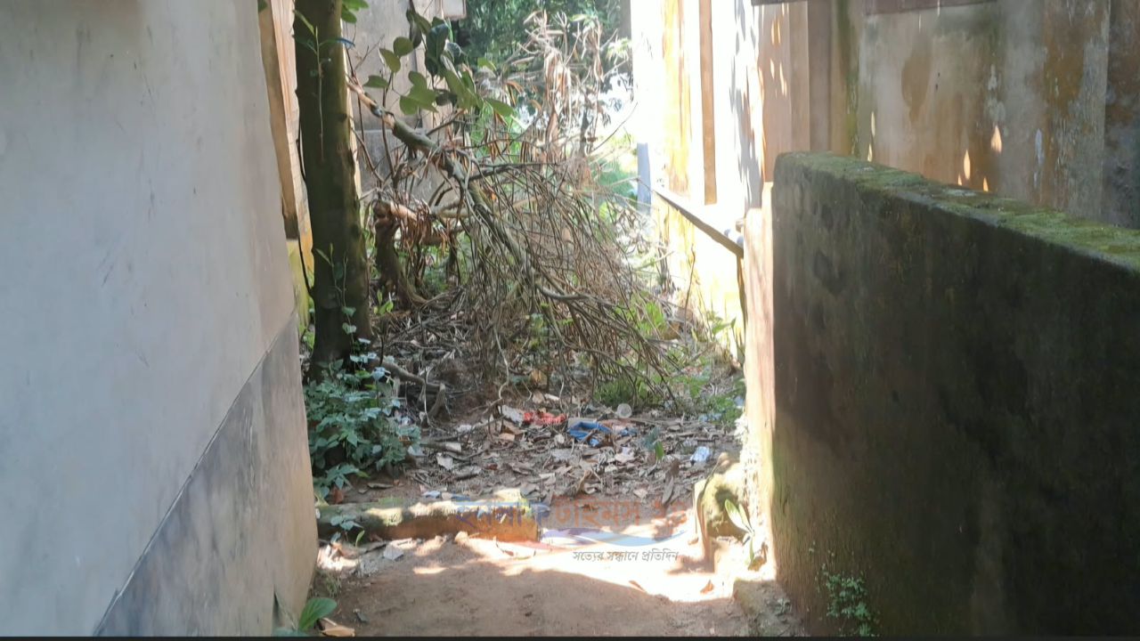 শতবছরের পুরোনো চলাচলের রাস্তায় প্রতিবন্ধকতা, অবরুদ্ধ প্রবাসী হিন্দু পরিবার