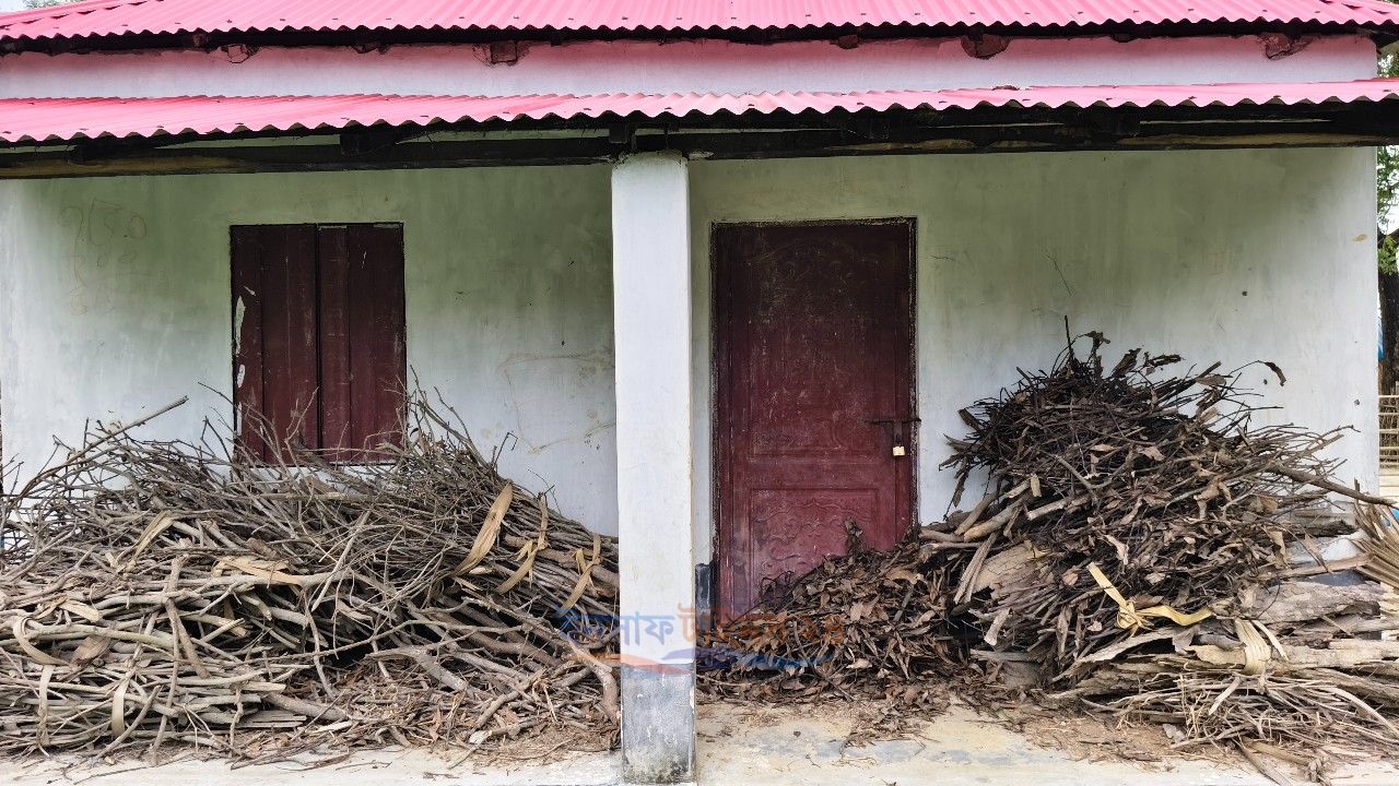 তিনতলা বাড়ি থাকা সত্ত্বেও সরকারি ঘর, বরাদ্দ নিয়ে প্রশ্ন