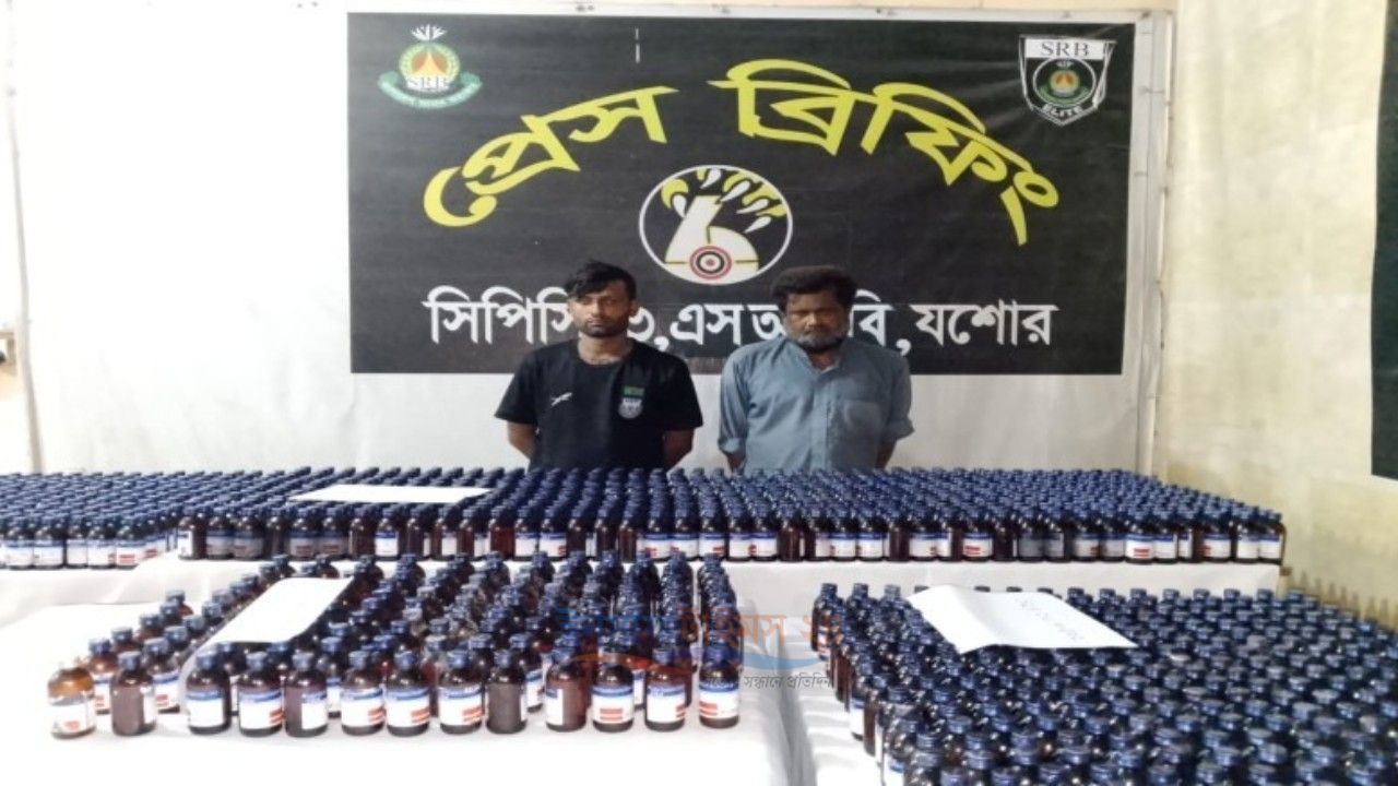 যশোরে কাভার্ড ভ্যান থেকে উদ্ধার হলো ২২৫৭ বোতল ভারতীয় সিরাপ, ড্রাইভার ও হেল্পার আটক