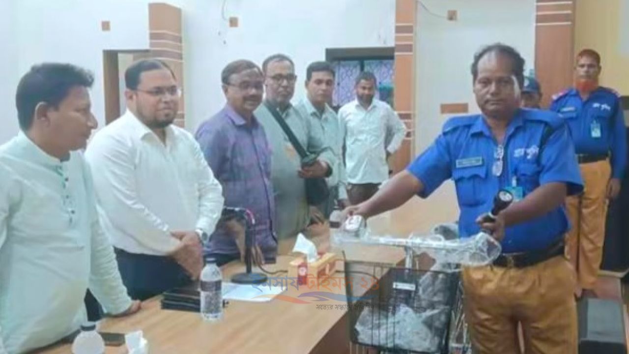 বোদায় ৯৮ গ্রাম পুলিশের হাতে বাইসাইকেল-টর্চলাইট বিতরণ