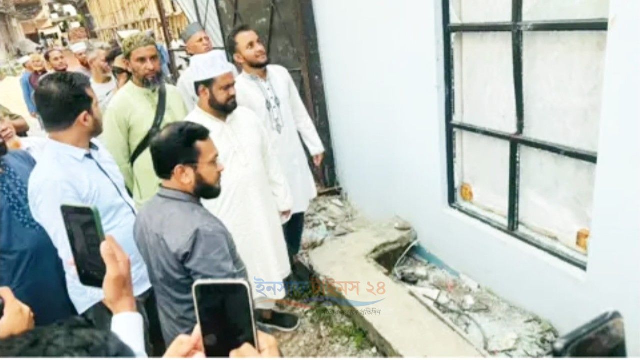মিরপুরে ক্ষতিগ্রস্ত স্বাস্থ্যকেন্দ্র পরিদর্শনে মহানগর জামায়াত সেক্রেটারি