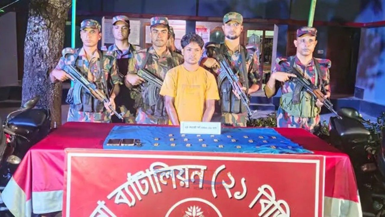 যশোরে সাড়ে ৭ কোটি টাকার ২৬ সোনার বার উদ্ধার আটক-১