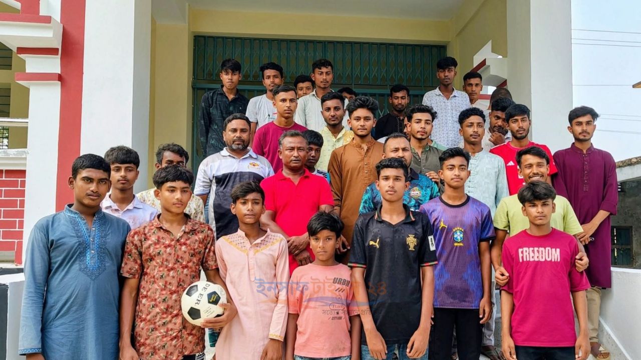 মাঠমুখী যুবসমাজ গড়তে ক্ষুদে ফুটবলারদের পাশে যুবদল নেতা আব্দুর রাজ্জাক